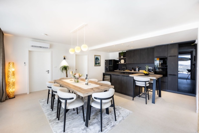 Kitchen & Dining
