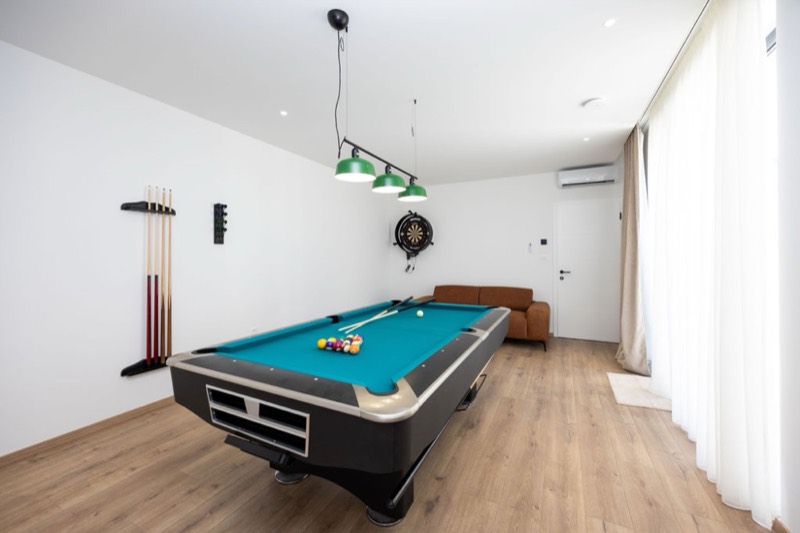 Billiard & Games
